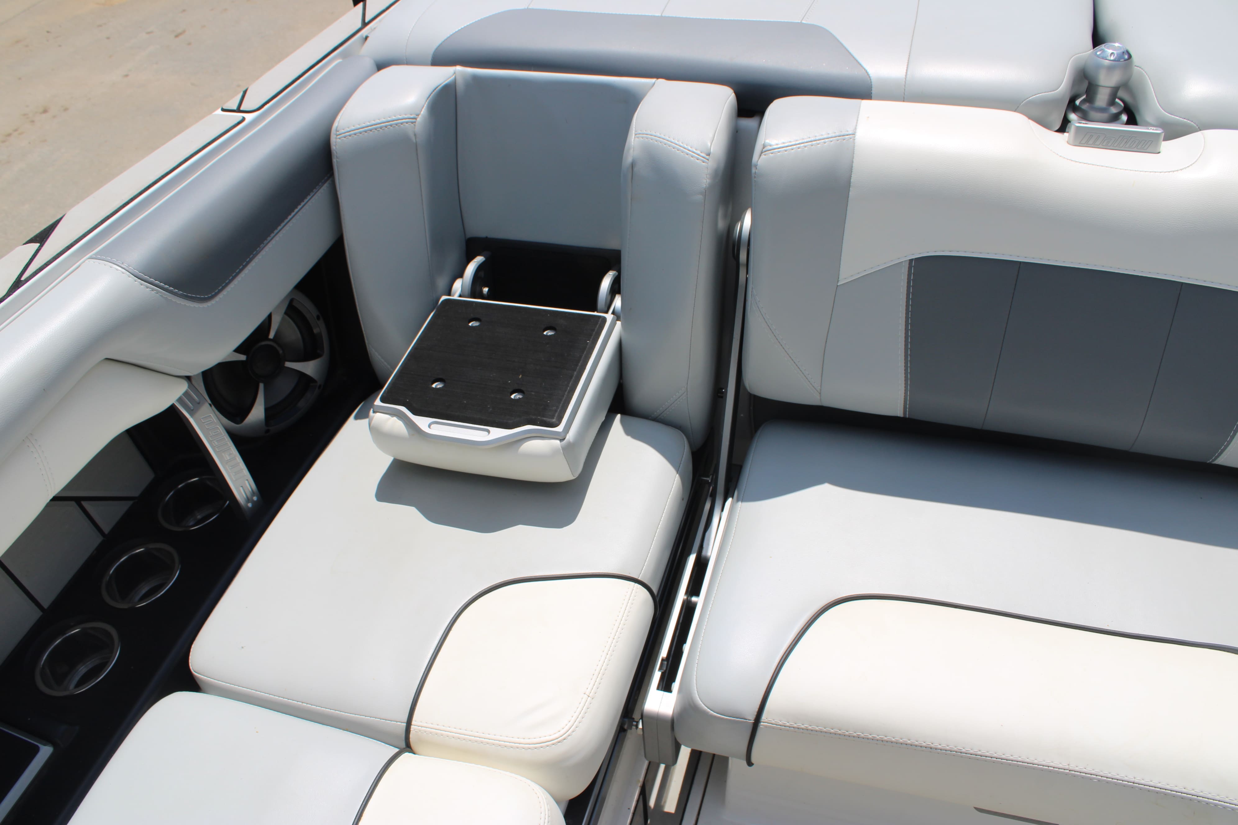 2020 Malibu 25 LSV Icon